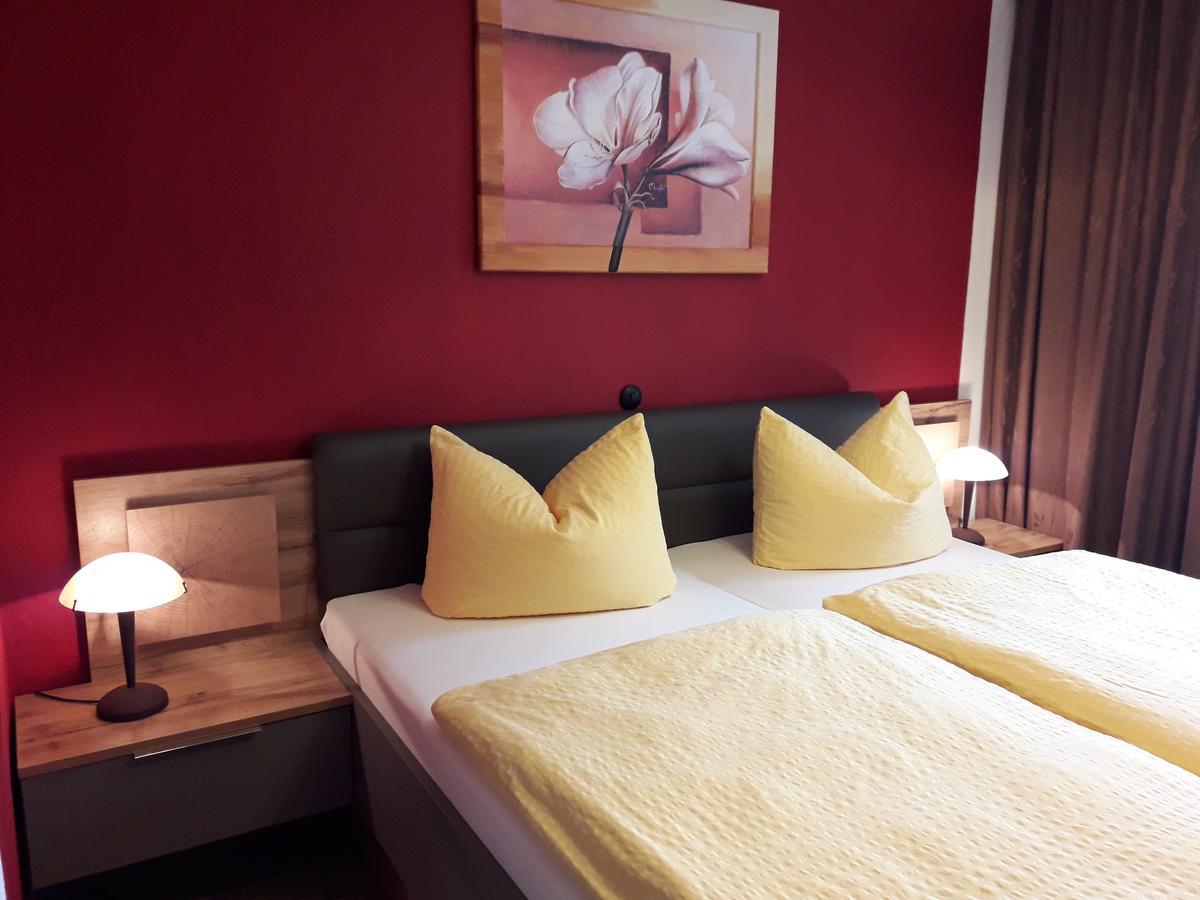 Güstrow Gaestehaus Pension Hess - Das Kleine Hotel מראה חיצוני תמונה