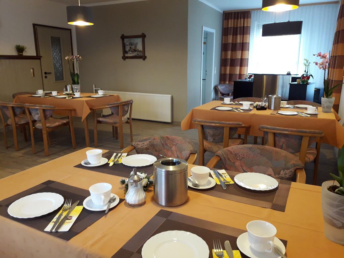 Güstrow Gaestehaus Pension Hess - Das Kleine Hotel מראה חיצוני תמונה