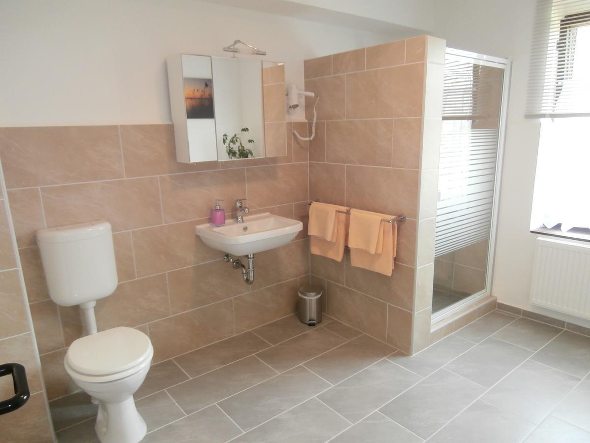 Güstrow Gaestehaus Pension Hess - Das Kleine Hotel מראה חיצוני תמונה